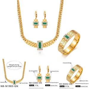 Detailansicht eines Goldschmuck-Sets aus Edelstahl mit grünen Steinen und Maßen