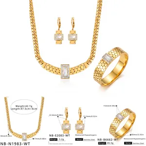 Detailliertes 3-teiliges goldfarbenes Edelstahlschmuckset mit weißer Muschel und Strass-Anhängern