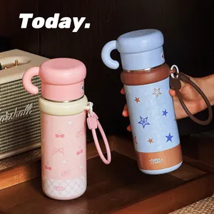 Gros plan sur des bouteilles isothermes portables en inox rose et bleu avec motifs mignons