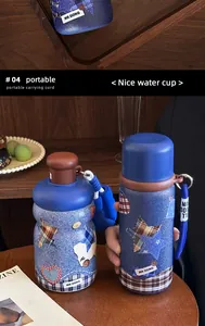 Detailansicht von zwei kreativen Thermosflaschen mit Denim-Hülle und Deko-Patches.
