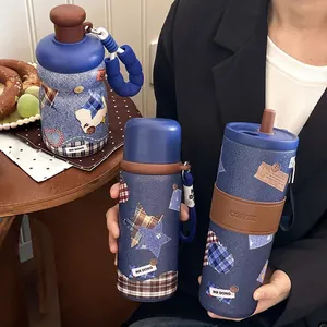 Stilvolle isolierte Edelstahlflasche mit einem Denim-Bezug und Patchwork-Design