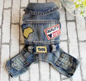 Achteraanzicht van vintage blauwe denim huisdier jumpsuit met patches