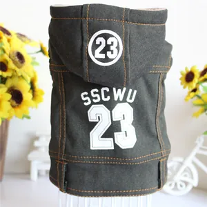 Nahaufnahme einer dunklen Denim-Haustier-Kapuzenweste mit 23er-Print und Nähten