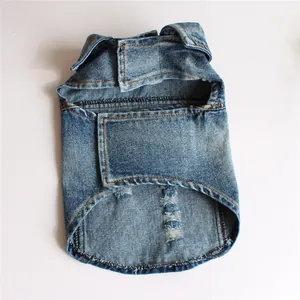 Vista del gilet in denim blu per cani con motivi strappati e colletto classico