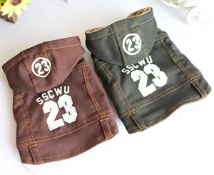Detailansicht von zwei Hunde-Denim-Westen mit Kapuze, 23er-Aufdruck und weichem Fleece-Futter.
