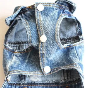 Dettaglio ravvicinato del gilet per animali in denim blu con tre bottoni a scatto