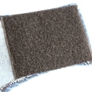 Primo piano dettagliato della chiusura a velcro di alta qualità su gilet di jeans