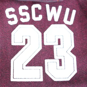 Detailansicht der weißen Nummer 23 und des SSCWU-Aufdrucks auf weinrotem Haustierwestenstoff.