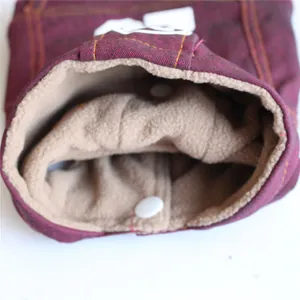 Detailansicht des warmen Fleecefutters einer burgunderroten Jeansjacke für Haustiere