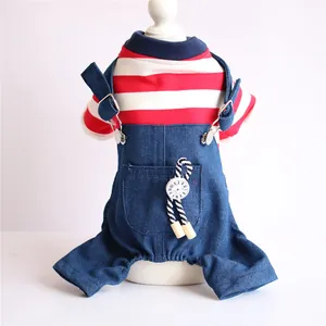 Detailansicht eines gestreiften Haustier-T-Shirts und einer blauen Jeans-Latzhose