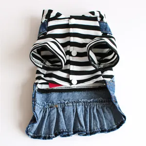 Vue détaillée d'une robe pour animal à rayures avec jupe en jean et boutons pression.