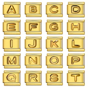 Detailansicht goldgeprägter italienischer Buchstaben-Charms A-T für DIY-Armbänder.