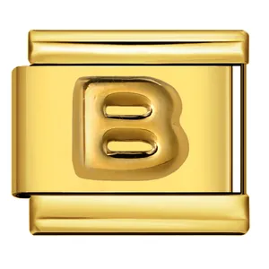 Makroansicht eines vergoldeten Edelstahl-Charms mit dem geprägten Buchstaben B für Armband