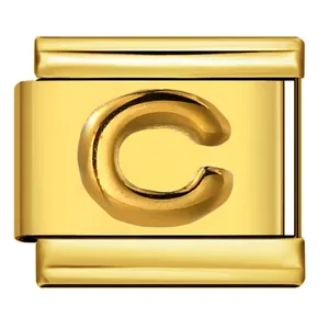 Detailansicht eines vergoldeten Edelstahl Italian Charm Moduls mit einem erhabenen Buchstaben C
