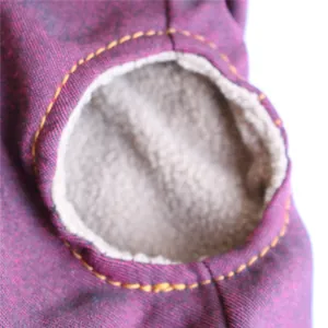 Detailansicht einer Haustier-Jeansweste mit warmem grauem Fleecefutter und gelben Nähten
