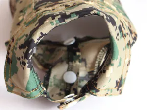Λεπτομερής μακροεντολή καμουφλάζ γιλέκου σκύλου με λευκά κουμπιά και κίτρινες ραφές