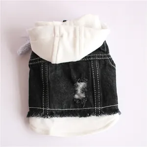 Vista dettagliata del gilet di jeans nero per cani con cappuccio bianco e schiena strappata