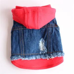 Detailansicht einer Hundeweste aus Distressed-Denim mit roter Kapuze und Besatz.