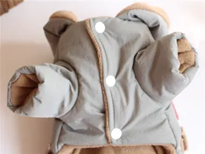 Detailansicht der Hundewinterjacke mit Druckknöpfen und dickem, warmem Fleece-Futter.