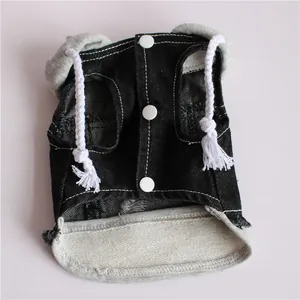 Vista dettagliata del gilet con cappuccio per cani in denim nero con bottoni bianchi.