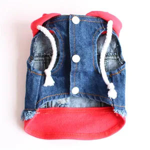 Detailansicht einer zerrissenen Haustier-Jeansweste mit roter Kapuze und Knöpfen.