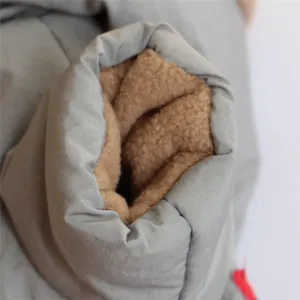 Detailaufnahme der warmen Haustier-Winterjacke mit dickem braunem Fleece-Futter
