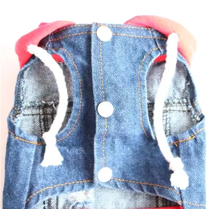 Detailansicht einer Haustier-Jeansweste mit rotem Kapuzenpullover und Kordeln.
