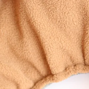 Detailaufnahme des warmen braunen Sherpa-Fleece-Stoffs für Haustier-Winterkleidung