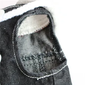 Dettaglio dell'emmanicatura di un gilet in denim per cani con cuciture e fodera morbida