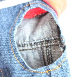 Detaillierte Makroansicht der hochwertigen Nähte und des Armlochs einer Jeans-Tierweste