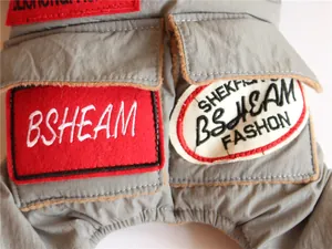 Nahaufnahme eines warmen Hunde-Overalls mit roten Stickereien und Taschendetails