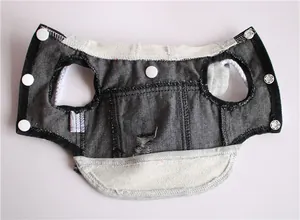 Vista dettagliata dell'interno di un gilet in denim per cani con bottoni a pressione.