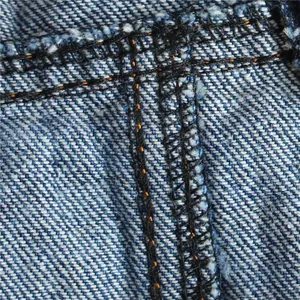 Detailaufnahme der robusten Nähte und des hochwertigen Stoffes einer blauen Hundejeansweste.