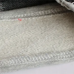 Dettaglio macro del rivestimento interno e delle cuciture sul gilet grigio per animali