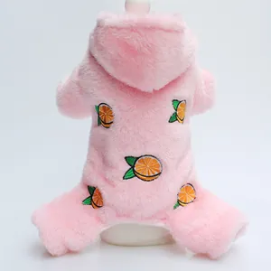 Detail van de roze pluche hondenhoodie met schattig oranje borduursel en zachte textuur.