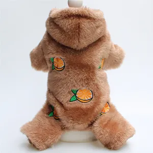 Detailweergave van een gezellige bruine pluche hondenonesie met schattig oranje borduursel