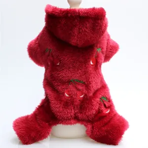 Mono de felpa rojo grueso para perro con bordado de cerezas y capucha para invierno.