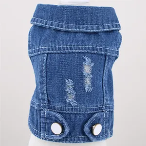 Vue détaillée d'un gilet en jean stylé pour animaux avec boutons décoratifs blancs