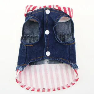 Detailopname van blauw denim hondenhutje met rood-wit gestreepte accenten en witte knopen