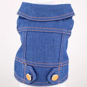 Détail de la veste en jean pour chien avec coutures orange et boutons décoratifs