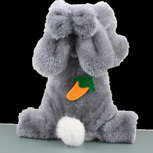 Detailansicht eines grauen Plüsch-Hundeoveralls mit Hasenohren und Karotten-Patch
