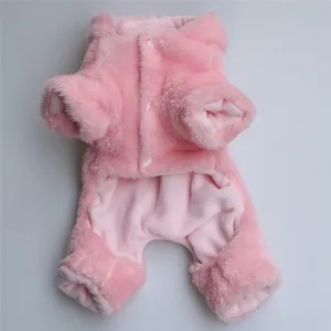 Vista dettagliata della tuta in peluche rosa per cani per l'autunno e l'inverno