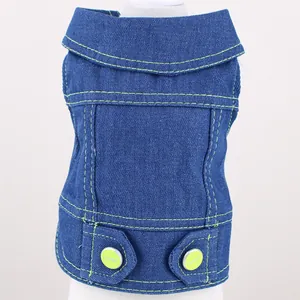 Détail d'un gilet en jean bleu foncé pour chien avec des boutons et des coutures vert citron.