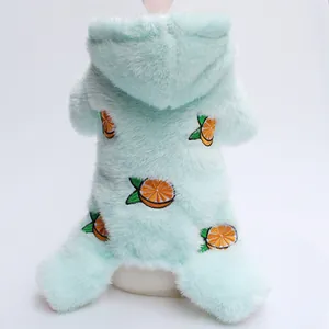 Detailweergave van zachte mintgroene fleece jumpsuit voor huisdieren met borduurwerk