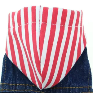 Detailweergave van rood-wit gestreepte capuchon op honden denim vest met stiksels