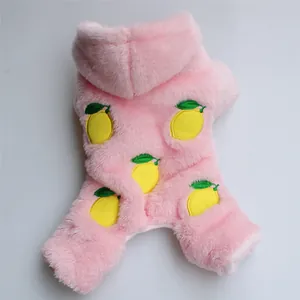 Vista dettagliata della tutina rosa in peluche per cani con cappuccio e ricamo limone