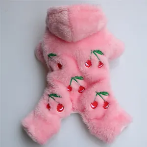 Vista detallada de una sudadera rosa de felpa suave con bordado de cerezas para perros