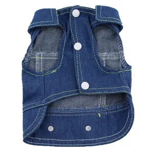 Détail d'un gilet en jean bleu foncé pour animaux avec coutures vertes contrastées