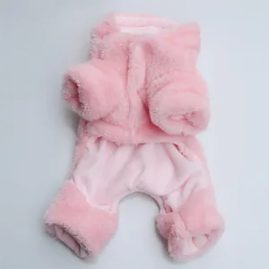 Detailweergave van roze pluche huisdier jumpsuit met zachte fleece textuur en vierpoot ontwerp