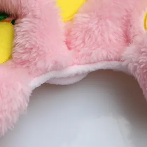 Primo piano di cappottino rosa in peluche per animali con morbida fodera in pile.